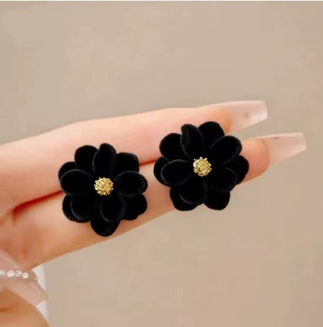 boucles-d'oreilles-fleur-en-velours-noires-sophistiquées-et-tendance-qui-vous-donne-tout-le-style-glamour-du-moment-pour-vos-fetes,ceremonies-ou-caeaux