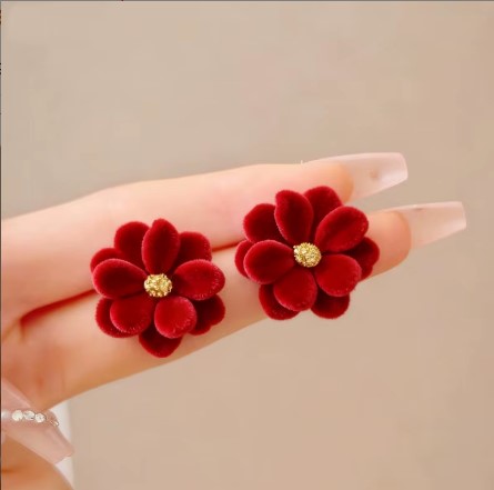 boucles-oreilles-fleur-en velours-style-rouge-bordeaux-sophistiquées-et-tendance-2026-pour-les-cadeaux-ou-les-fetes-et-occasions-qui-met-votre-feminité-en-valeurs