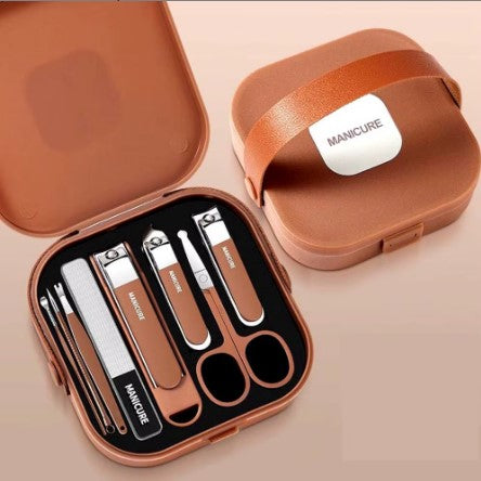 la-boite-manicure-8-en-1-est-un-kit-acessoire-professinnel-de-beaute-indispensable-pour-tout-soins-pdicure-manicure-qui-vous-permet-de-gagner-en-temps-et-en-economie-loin-des-longues-attentes-et-couts-eleves-des-instituts-de-beautes-ideales-pour-les-professionnels-comme-les-particuliers